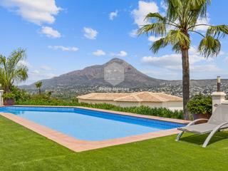 Casa en Partida Comunes-Adsubia. Elegante villa de 4 dormitorios con vistas panorámicas al mar y