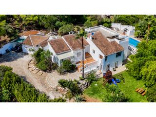 Casa in Partida Comunes-Adsubia. Gran villa de 7 dormitorios completamente renovada ubicada en el