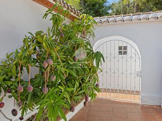 Casa en Partida Comunes-Adsubia. Gran villa de 7 dormitorios completamente renovada ubicada en el