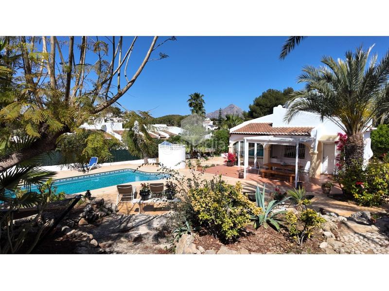 Foto b43c0399-0ce6-4c70-b542-f03e1cad4a49. Casa espaciosa villa independiente con dos entradas, jardín privado y piscina en pinosol en Xàbia