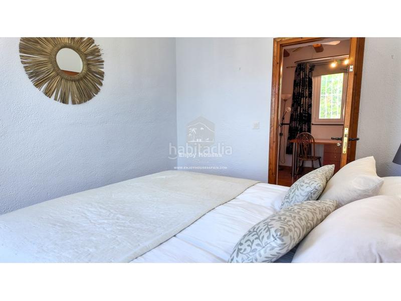 Foto d9989ead-5d5b-46af-b5a5-efb6e8b9839e. Casa espaciosa villa independiente con dos entradas, jardín privado y piscina en pinosol en Xàbia