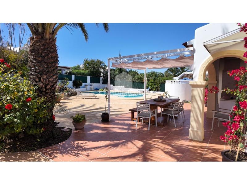 Foto e25c7c45-cf61-4f0e-934f-8dd04405ae0a. Casa espaciosa villa independiente con dos entradas, jardín privado y piscina en pinosol en Xàbia