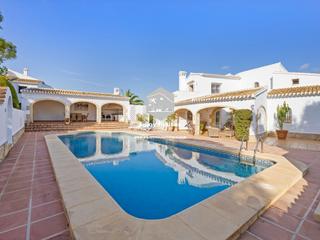 Casa a Centro. Villa de estilo mediterráneo de 4 dormitorios con orientación su