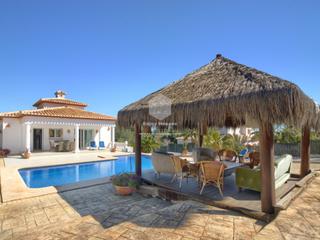 Casa a Partida Comunes-Adsubia. Villa de lujo de 5 dormitorios con casa de huéspedes y piscina p