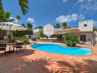 Maison à Benimeit-Tabaira. Dos villas mediterráneas conectadas con piscinas dobles a poca d