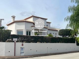Haus in Partida Comunes-Adsubia. Encantadora villa familiar en las laderas, jávea, a poca distanc