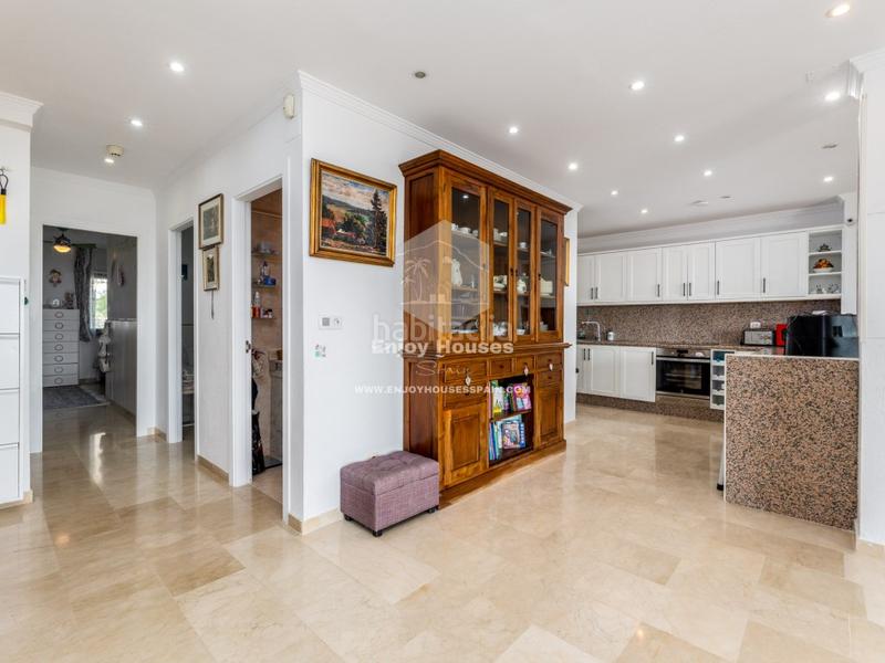 Foto f5cc6b6e-1c9e-4e6d-bd57-1a3be0b84298. Ático moderno ático de 2 dormitorios con vistas panorámicas al mar y a la montaña en la sierra en Altea