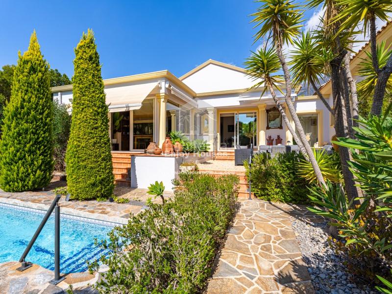 Foto 28e65aa1-a4e9-4704-ac15-d5214dbd02c5. Casa encantadora villa mediterránea de una sola planta con piscina privada en Altea