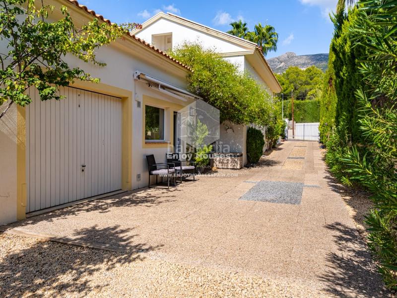 Foto 35ec3882-bbfe-48d2-a434-a53511bbfa1e. Casa encantadora villa mediterránea de una sola planta con piscina privada en Altea