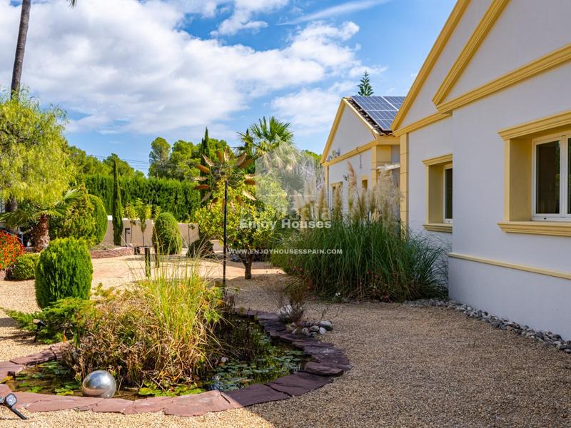 Foto cad66fed-41e5-44a4-a7f2-51679e532c35. Casa encantadora villa mediterránea de una sola planta con piscina privada en Altea