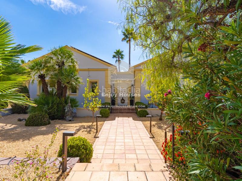 Foto ea598e2e-1a7c-4968-b827-17f4938a25ca. Casa encantadora villa mediterránea de una sola planta con piscina privada en Altea