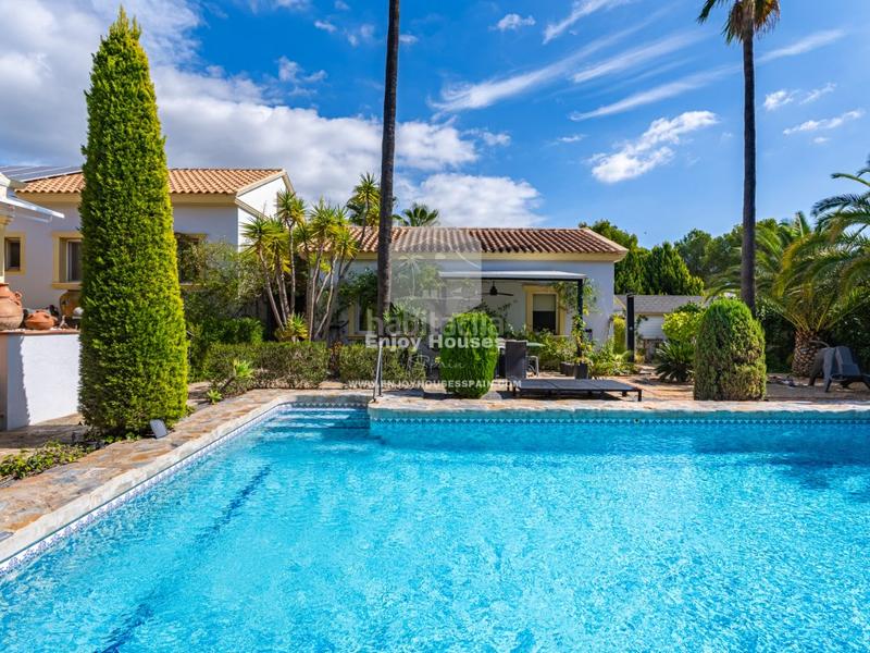 Foto ecf21d06-a46d-465f-be26-acc7ce6f4119. Casa encantadora villa mediterránea de una sola planta con piscina privada en Altea
