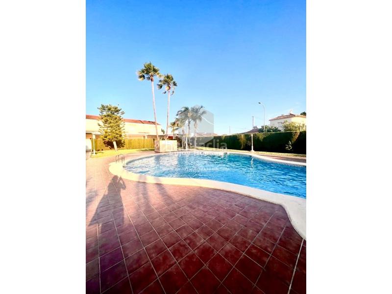 Foto cec3acc5-11d0-45ee-bcdb-ee91e01a2bc1. Reihenhaus in Poblets (els)