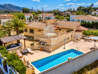 Casa a Pueblo-Ubanizaciones. Encantadora villa orientada al sureste con apartamento de invita