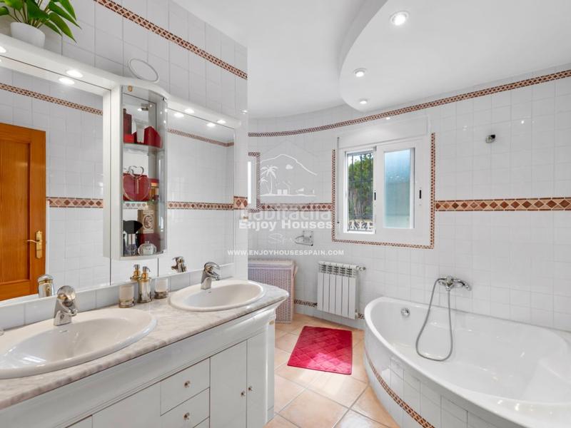 Foto 47d43820-8a6c-42b9-a207-855ca69fc264. Casa con riscaldamento parcheggio piscina in Pueblo-Ubanizaciones Alfàs del Pi (l´)