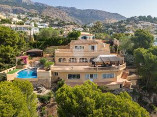 Casa a Altea la Vella. Elegante villa con jacuzzi, vistas panorámicas al mar y sol todo
