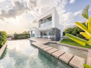 Casa in Golf Bahía. Villa de diseño moderno con vistas panorámicas al mar en finestr