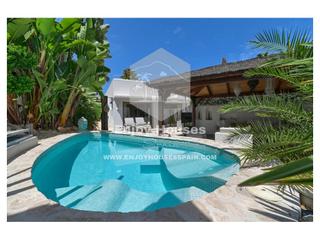 House in Benimeit-Tabaira. Dos villas mediterráneas conectadas con piscinas dobles a poca d