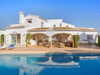 Casa a Centro. Villa de estilo mediterráneo de 4 dormitorios con orientación su