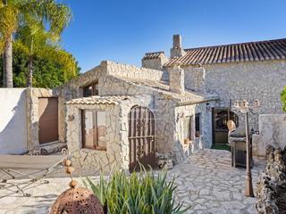 Casale in Partida Comunes-Adsubia. Finca completamente renovada con casa de invitados, piscina y am