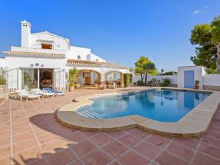 Casa a Centro. Villa de estilo mediterráneo de 4 dormitorios con orientación su