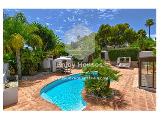 Haus in Benimeit-Tabaira. Dos villas mediterráneas conectadas con piscinas dobles a poca d