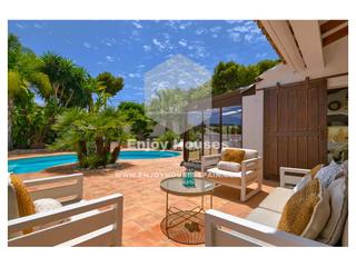 Casa en Benimeit-Tabaira. Dos villas mediterráneas conectadas con piscinas dobles a poca d