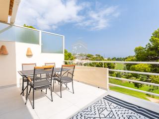 Zweistöckige Wohnung in Altea la Vella. Luminoso dúplex renovado de 3 dormitorios con vistas al golf y a