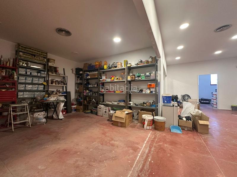 Foto 4d871439-0095-4c29-b087-277410e16015. Nau industrial a Montigalà Badalona