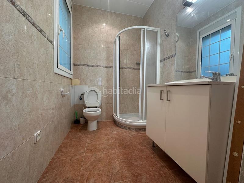 Foto 0c99b97d-37f4-4c0c-910d-ca8dbb1eab8f. Casa amb calefacció a La Florida Hospitalet de Llobregat (L´)