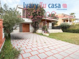 Xalet  Avenida mediterrania. Exclusiva casa en primera línea de playa en burriana – un refugi