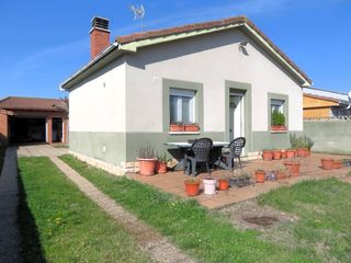 Xalet a Chozas de Abajo. Casa unifamiliar en venta en cembranos  cembranos león