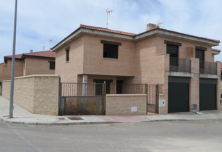 Flat  Calle emilia pardo bazan 10. Chalet en mora  calle emilia pardo bazan
