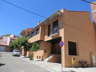 Pis  Calle caballeros templarios 3. Vivienda en zuera  calle caballeros templarios