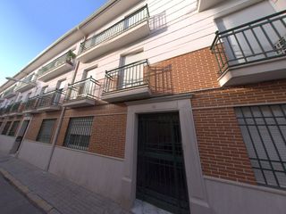 Piso en Calle alamillos 14. Lote de vivienda y 8 garajes en lucena  calle alamillos