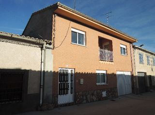 Appartamento in Calle serafin olea 6. Chalet en castrillo de la guareña  calle serafin olea