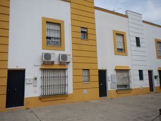 Flat in Plaza mercedes amores 2. Chalet en umbrete  plaza mercedes amores