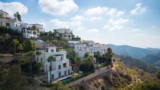 Chalet en Calle hinaharros 30. Hermosa y espaciosa villa independiente dentro de la exclusiva c