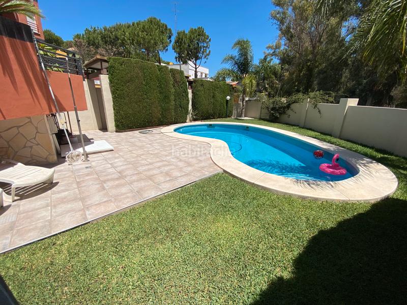 Foto e1676fb3-4c76-432e-a364-f83c9f421fec. Casa pareada en calle los naranjos 2a ¡descubre tu nuevo hogar en la exclusiva zona de playamar, ! esta espectacular vivienda pareada, situada a escasos en Torremolinos