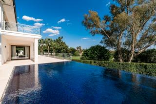 Chalet in Urbanizacion n andalucia 4g 9. Adntrese en el eptome del lujo con esta villa en primera lnea