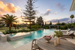 Xalet a Calle paris 24. **villa de lujo en primera línea de golf en las brisas, nueva an