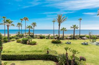 Rez-de-chaussée à Calle trajano 8. **lujoso apartamento junto a la playa en la nueva milla de oro**