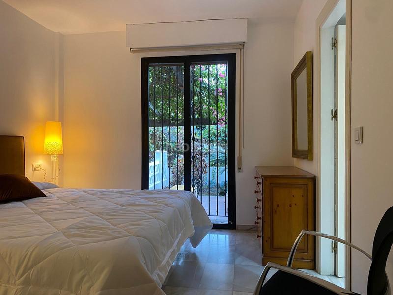 Foto d307f189-9d61-4f1f-bfa9-9cae0c4fdbb0. Rent ground floor in avenida josé banús 5 in Puerto Banús Marbella