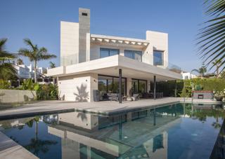 Chalet en Calle paris 23. Descubre la joya del valle del golf en nueva andalucía: una vill