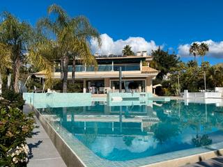 Chalet à Los Monteros. Discover luxury and exclusivity in this stunning detached villa