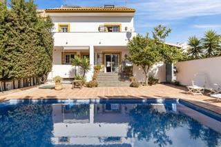 Casa aparellada a Urbanizacion tiro de pichon 62. Gran casa pareada tradicional andaluza en san pedro de alcántara