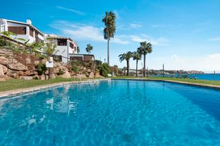 Maison jumelée à N/a. Estepona,    unique front line beach townhouse in  estepona.  so