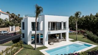 Chalet à Calle del priorato 1. ### lujosa villa de estilo moderno entre marbella y estepona.-
