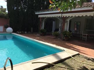 Miete Chalet  Calle los jazmines 500. Se alquila villa para mes de agosto del 2026, en nueva andalucia