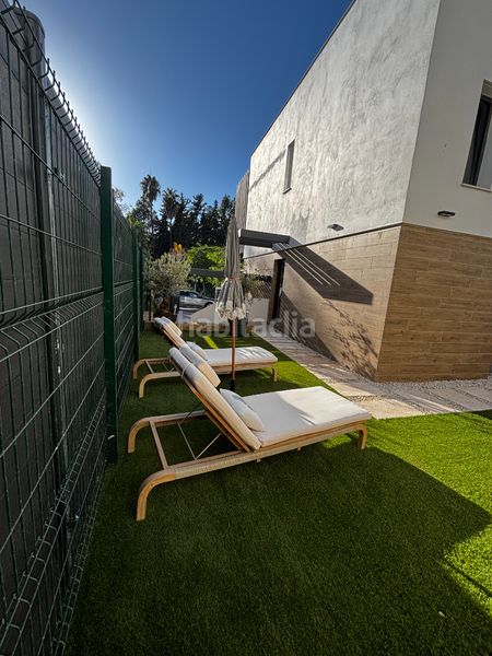 Foto b13973bc-985c-43a5-87ce-3ae9c609ebfd. Alquiler casa pareada moderna casa pareada a estrenar, en alquiler , cercana al colegio atalaya. maravillosa casa pareada de nueva construc en Estepona